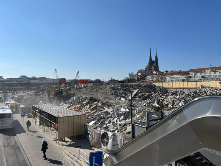 FOTOGALERIE: Z obchoďáku zbyly jen sutiny. Bývalý brněnský Prior dělníci srovnali se zemí