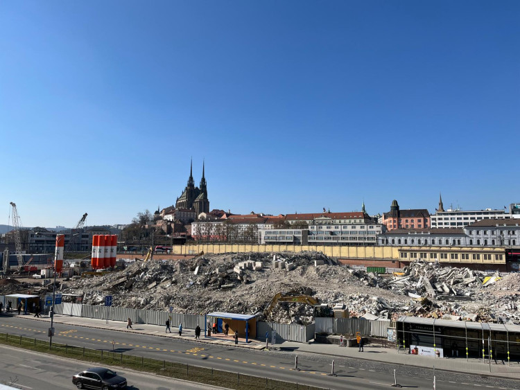 FOTOGALERIE: Z obchoďáku zbyly jen sutiny. Bývalý brněnský Prior dělníci srovnali se zemí