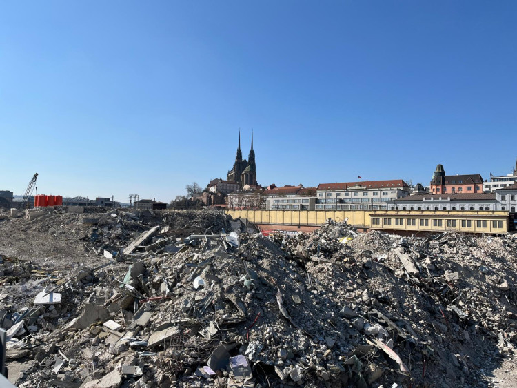 FOTOGALERIE: Z obchoďáku zbyly jen sutiny. Bývalý brněnský Prior dělníci srovnali se zemí