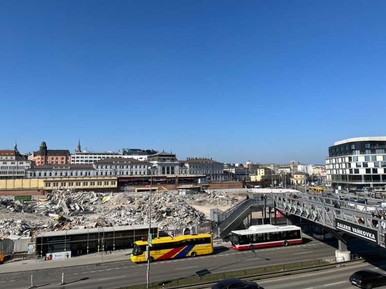 FOTOGALERIE: Z obchoďáku zbyly jen sutiny. Bývalý brněnský Prior dělníci srovnali se zemí