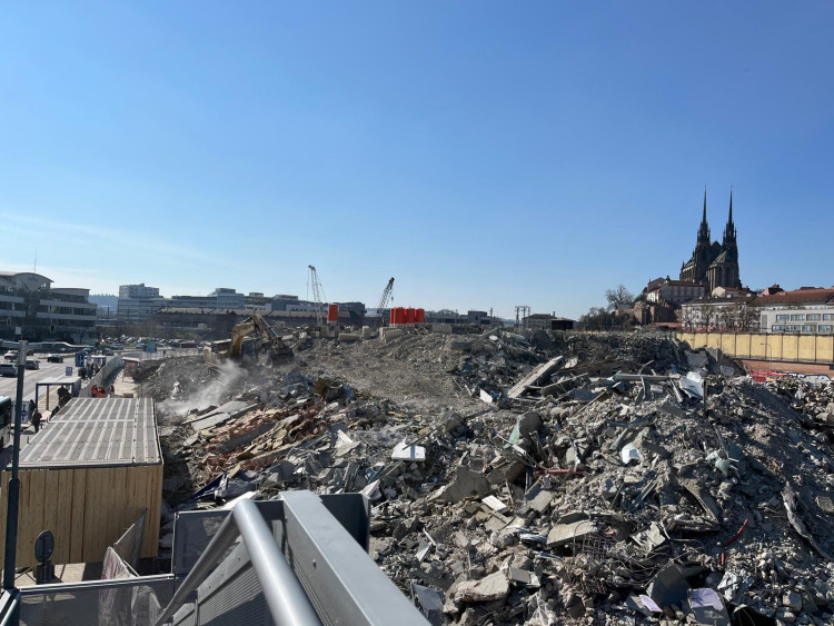 FOTOGALERIE: Z obchoďáku zbyly jen sutiny. Bývalý brněnský Prior dělníci srovnali se zemí