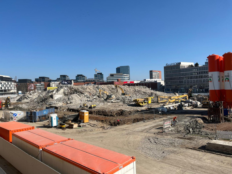 FOTOGALERIE: Z obchoďáku zbyly jen sutiny. Bývalý brněnský Prior dělníci srovnali se zemí