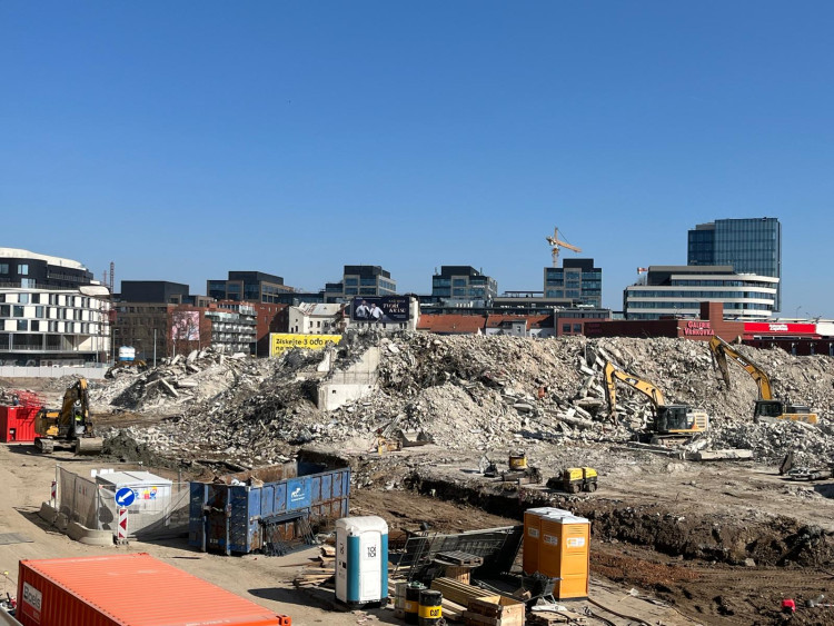 FOTOGALERIE: Z obchoďáku zbyly jen sutiny. Bývalý brněnský Prior dělníci srovnali se zemí