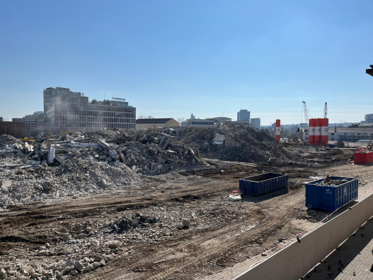 FOTOGALERIE: Z obchoďáku zbyly jen sutiny. Bývalý brněnský Prior dělníci srovnali se zemí