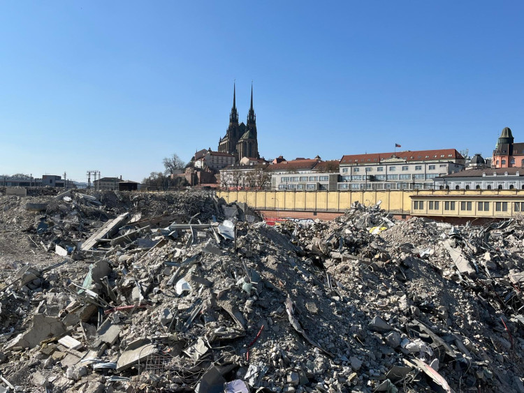 FOTOGALERIE: Z obchoďáku zbyly jen sutiny. Bývalý brněnský Prior dělníci srovnali se zemí