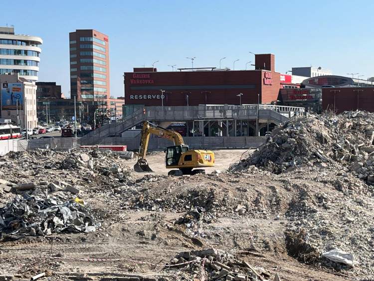 FOTOGALERIE: Z obchoďáku zbyly jen sutiny. Bývalý brněnský Prior dělníci srovnali se zemí