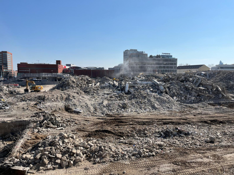 FOTOGALERIE: Z obchoďáku zbyly jen sutiny. Bývalý brněnský Prior dělníci srovnali se zemí