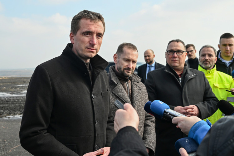 FOTOGALERIE: Heřmanická halda? Problém potřebuje řešení, říká ministr Vlček