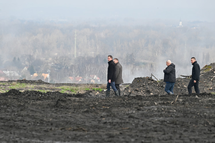 FOTOGALERIE: Heřmanická halda? Problém potřebuje řešení, říká ministr Vlček