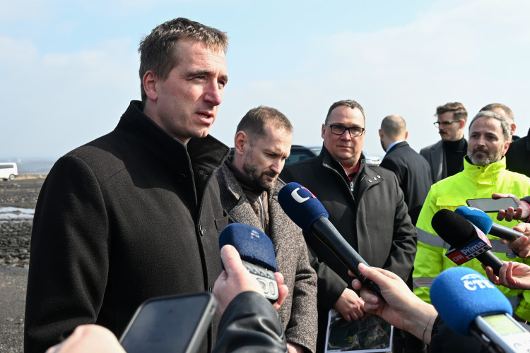 FOTOGALERIE: Heřmanická halda? Problém potřebuje řešení, říká ministr Vlček