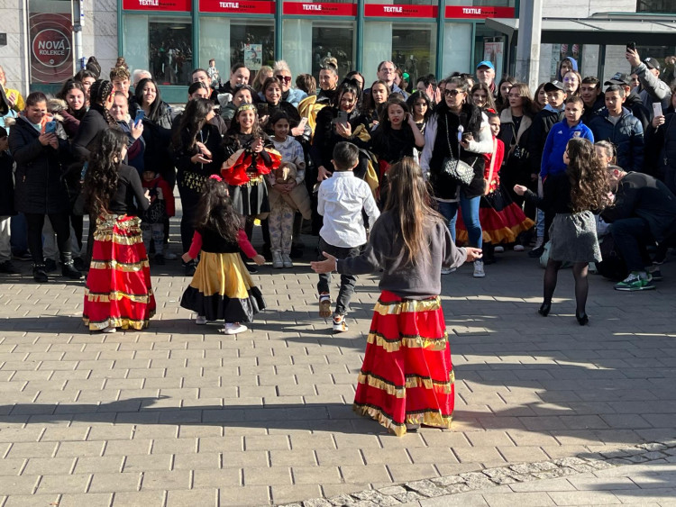 FOTOGALERIE: Romové v Brně oslavují svou kulturu. Za doprovodu hudby dotančili do centra města