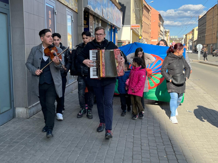 FOTOGALERIE: Romové v Brně oslavují svou kulturu. Za doprovodu hudby dotančili do centra města