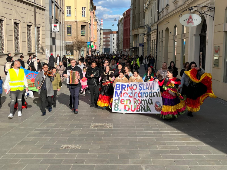 FOTOGALERIE: Romové v Brně oslavují svou kulturu. Za doprovodu hudby dotančili do centra města