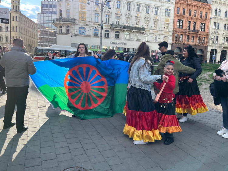 FOTOGALERIE: Romové v Brně oslavují svou kulturu. Za doprovodu hudby dotančili do centra města