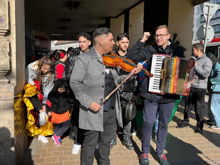 FOTOGALERIE: Romové v Brně oslavují svou kulturu. Za doprovodu hudby dotančili do centra města