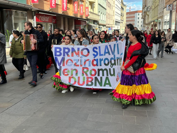 FOTOGALERIE: Romové v Brně oslavují svou kulturu. Za doprovodu hudby dotančili do centra města