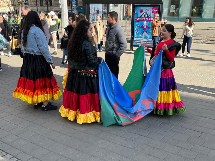 FOTOGALERIE: Romové v Brně oslavují svou kulturu. Za doprovodu hudby dotančili do centra města