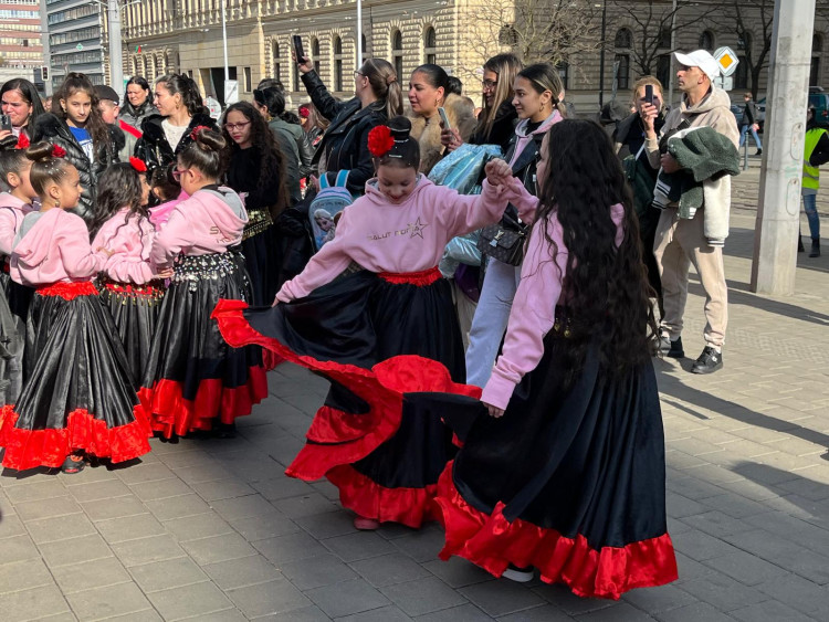 FOTOGALERIE: Romové v Brně oslavují svou kulturu. Za doprovodu hudby dotančili do centra města