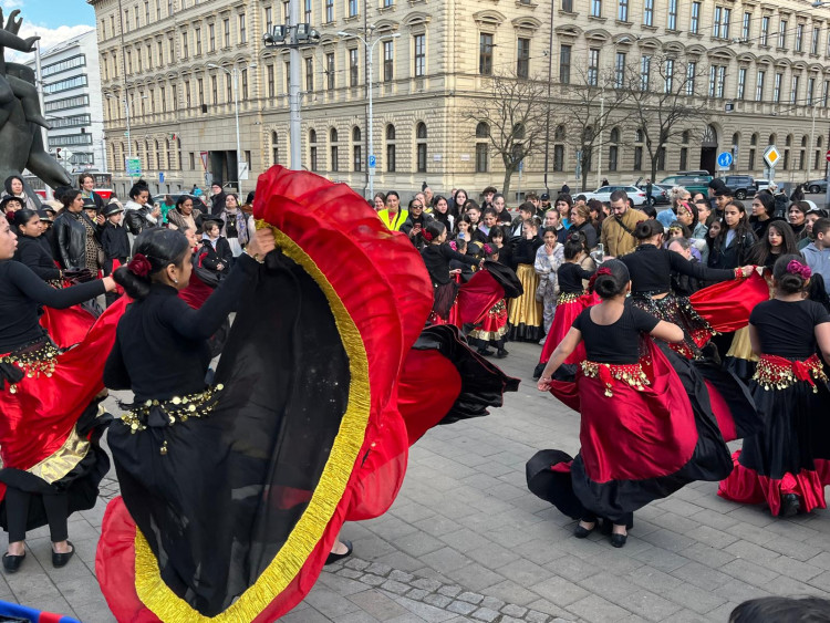 FOTOGALERIE: Romové v Brně oslavují svou kulturu. Za doprovodu hudby dotančili do centra města
