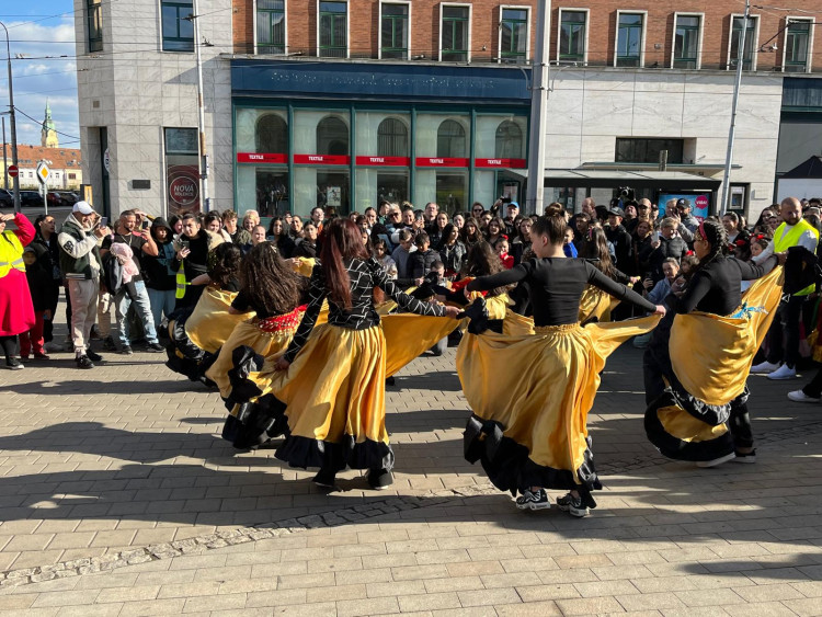 FOTOGALERIE: Romové v Brně oslavují svou kulturu. Za doprovodu hudby dotančili do centra města