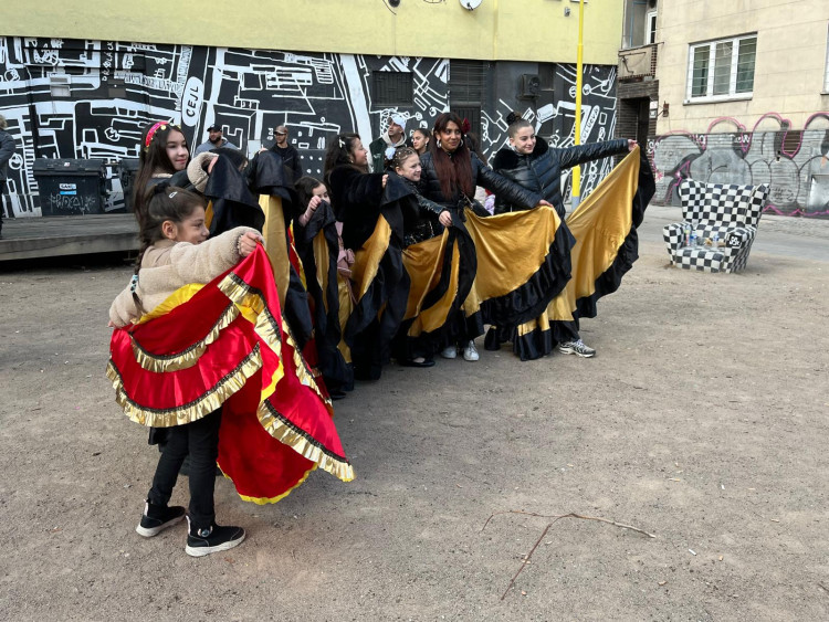 FOTOGALERIE: Romové v Brně oslavují svou kulturu. Za doprovodu hudby dotančili do centra města