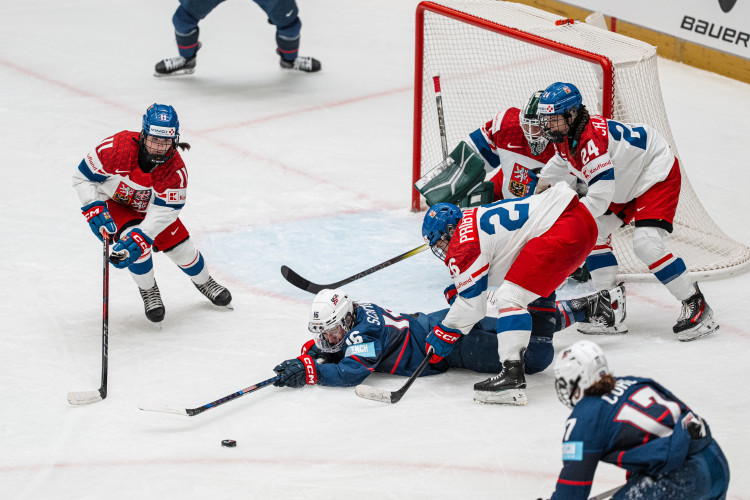 Hokejistky ve druhém utkání na domácím mistrovství podlehly favorizovaným USA