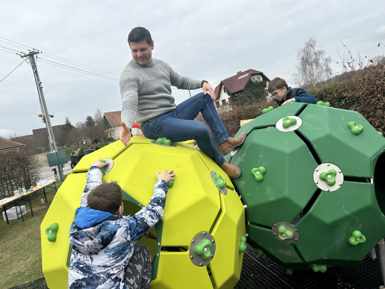 Otevření dětského hřiště v Dolní Cerekvi