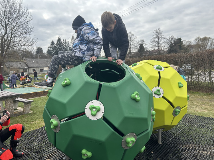 Otevření dětského hřiště v Dolní Cerekvi