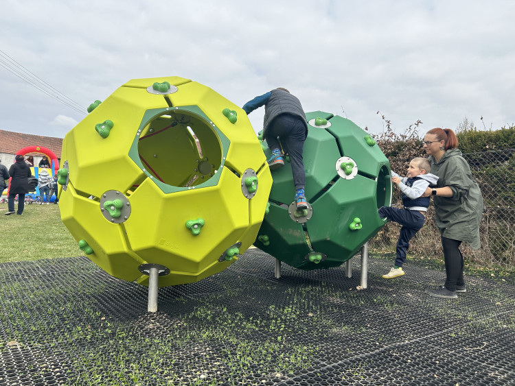 Otevření dětského hřiště v Dolní Cerekvi