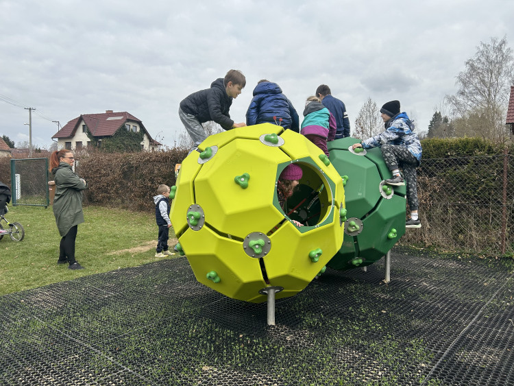 Otevření dětského hřiště v Dolní Cerekvi
