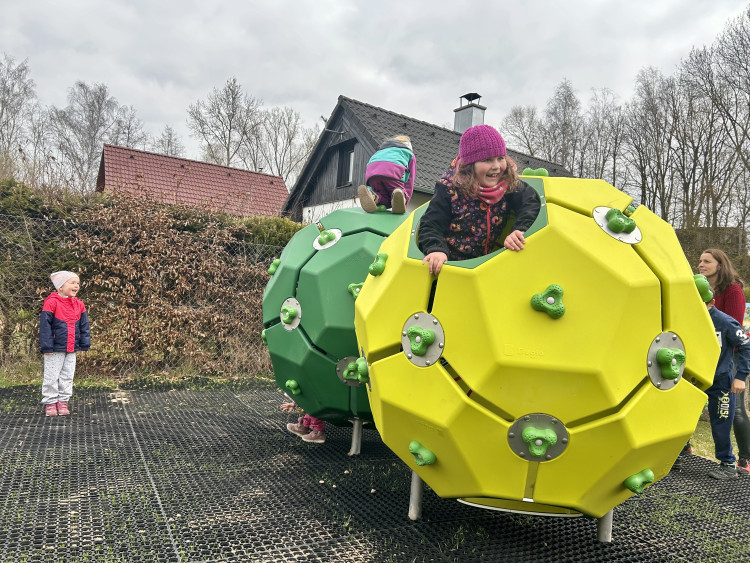 Otevření dětského hřiště v Dolní Cerekvi