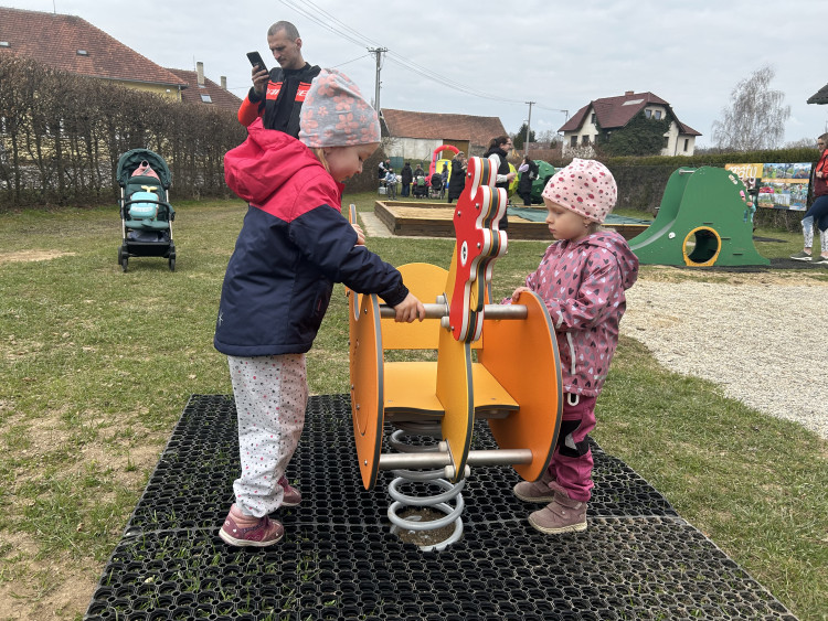 Otevření dětského hřiště v Dolní Cerekvi