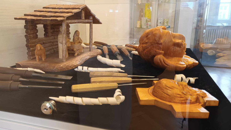 FOTOGALERIE: V přerovském muzeu vystavují studenti tovačovské řezbářské školy