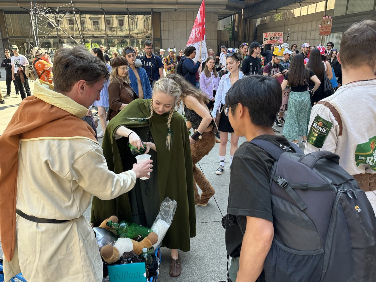 FOTOGALERIE: Házení obří sirkou a pivo na ex. Pochodem Prahou začal Studentský majáles