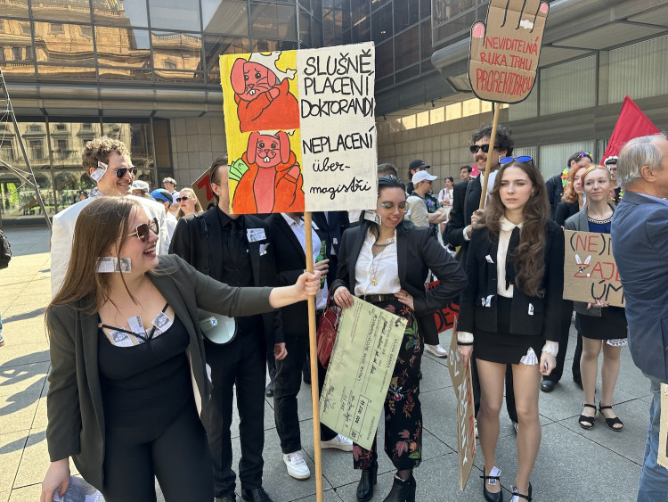 FOTOGALERIE: Házení obří sirkou a pivo na ex. Pochodem Prahou začal Studentský majáles