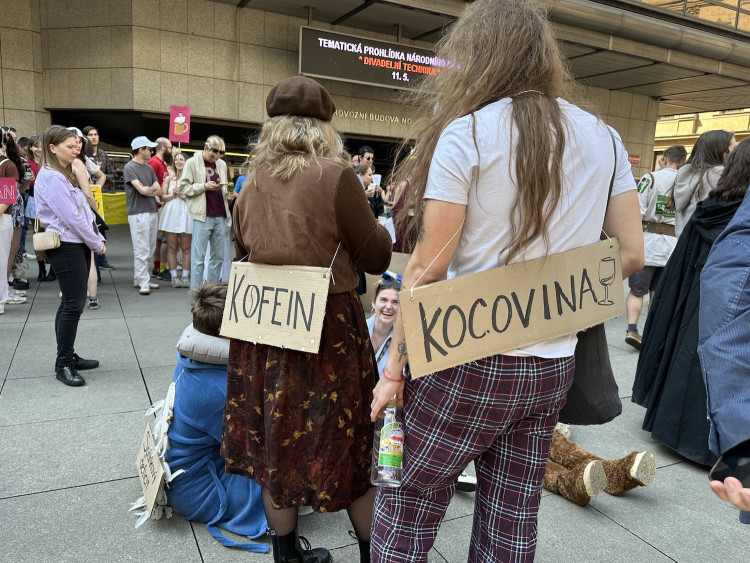 FOTOGALERIE: Házení obří sirkou a pivo na ex. Pochodem Prahou začal Studentský majáles