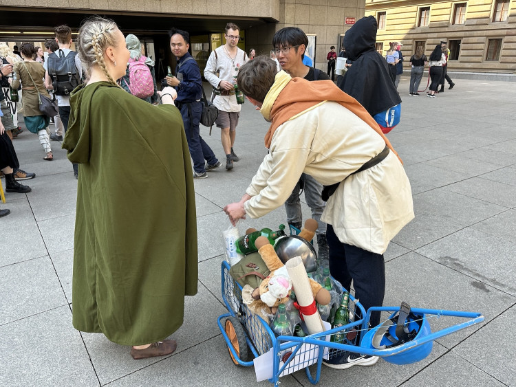 FOTOGALERIE: Házení obří sirkou a pivo na ex. Pochodem Prahou začal Studentský majáles