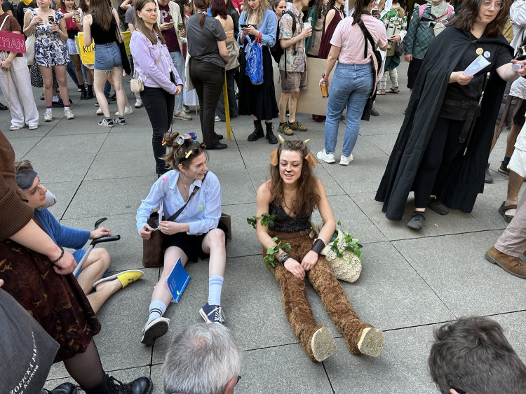 FOTOGALERIE: Házení obří sirkou a pivo na ex. Pochodem Prahou začal Studentský majáles