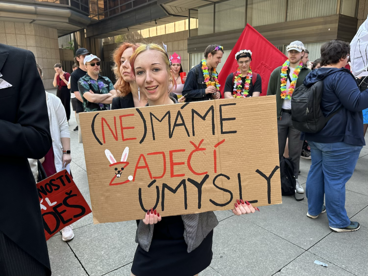 FOTOGALERIE: Házení obří sirkou a pivo na ex. Pochodem Prahou začal Studentský majáles