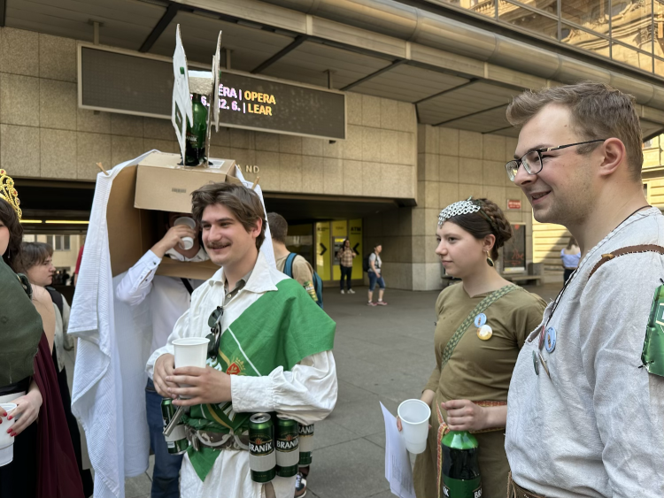 FOTOGALERIE: Házení obří sirkou a pivo na ex. Pochodem Prahou začal Studentský majáles