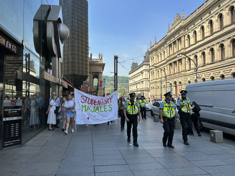 FOTOGALERIE: Házení obří sirkou a pivo na ex. Pochodem Prahou začal Studentský majáles