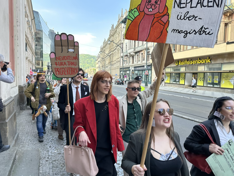 FOTOGALERIE: Házení obří sirkou a pivo na ex. Pochodem Prahou začal Studentský majáles