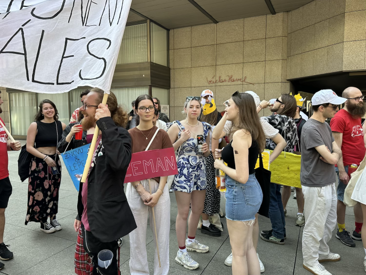 FOTOGALERIE: Házení obří sirkou a pivo na ex. Pochodem Prahou začal Studentský majáles