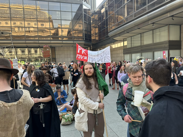 FOTOGALERIE: Házení obří sirkou a pivo na ex. Pochodem Prahou začal Studentský majáles