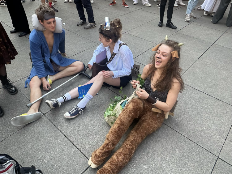 FOTOGALERIE: Házení obří sirkou a pivo na ex. Pochodem Prahou začal Studentský majáles