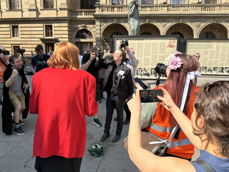 FOTOGALERIE: Házení obří sirkou a pivo na ex. Pochodem Prahou začal Studentský majáles