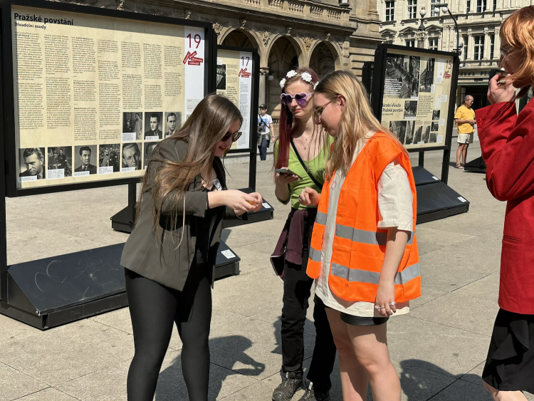 FOTOGALERIE: Házení obří sirkou a pivo na ex. Pochodem Prahou začal Studentský majáles