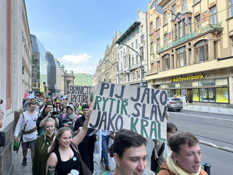 FOTOGALERIE: Házení obří sirkou a pivo na ex. Pochodem Prahou začal Studentský majáles