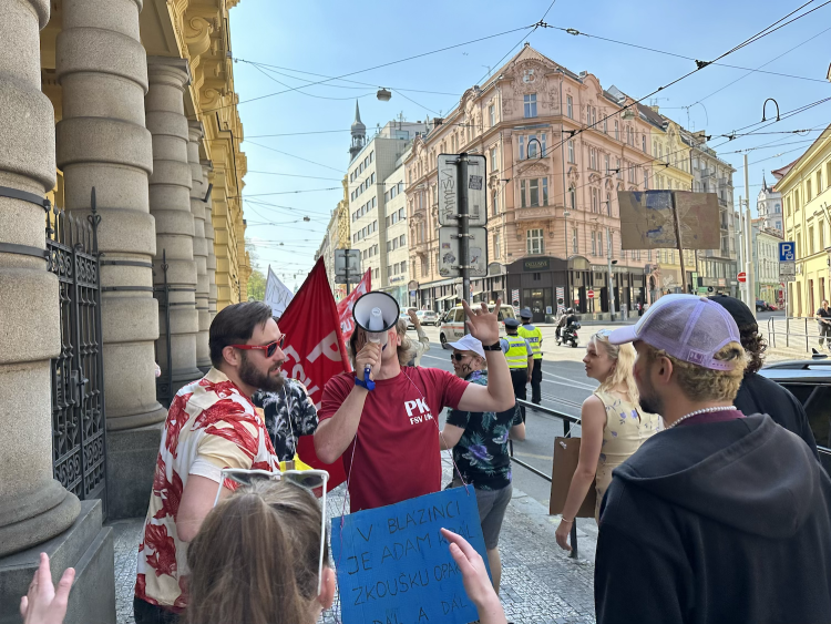 FOTOGALERIE: Házení obří sirkou a pivo na ex. Pochodem Prahou začal Studentský majáles