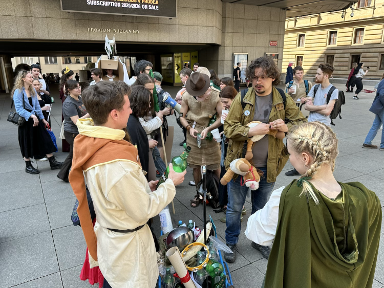 FOTOGALERIE: Házení obří sirkou a pivo na ex. Pochodem Prahou začal Studentský majáles